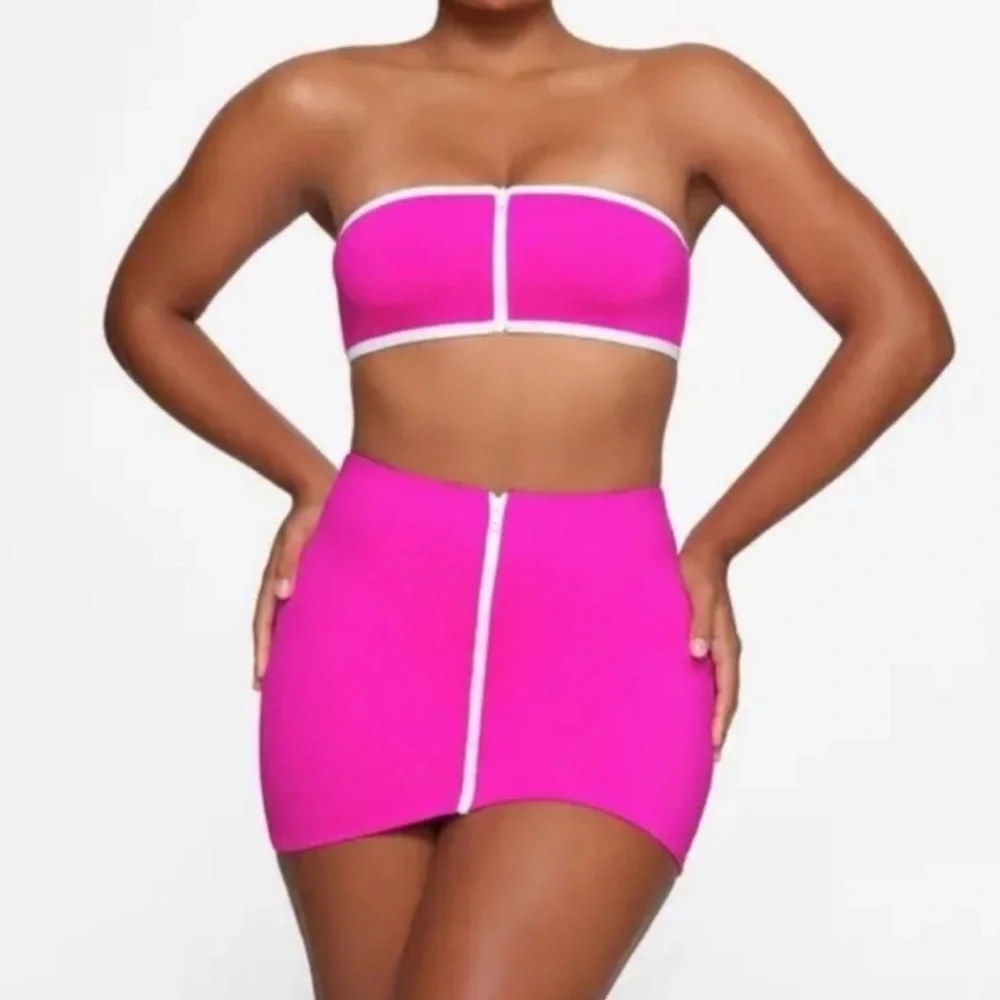 SKIMS ❤️‍🔥 ZIP UP SWIM SKIRT IN HIBISCUS NWT SIZE MEDIUM